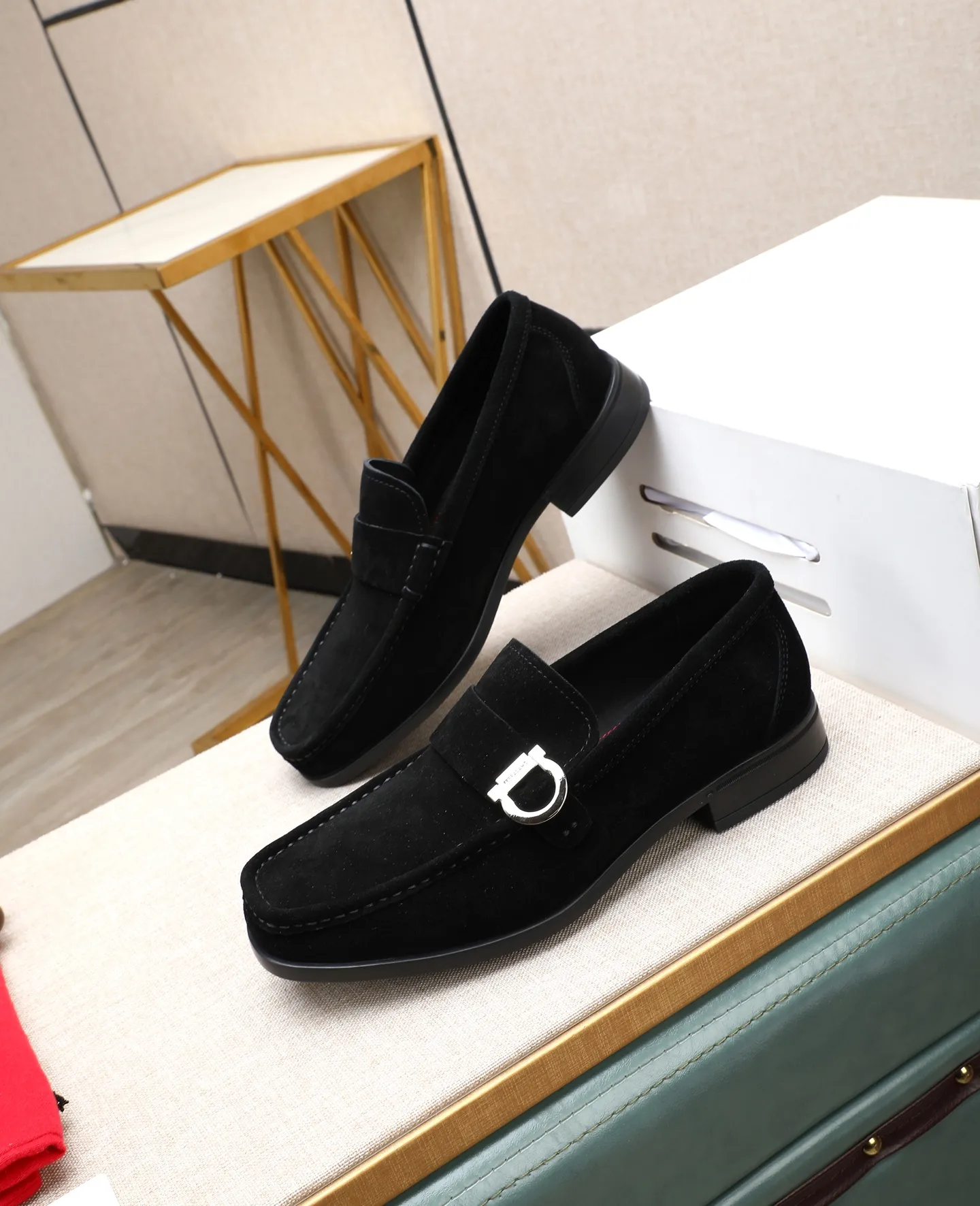 Men's clothing and shoes 💰700📛📛High-end goods! Salvatore Ferragamo is the world's top luxury footwear brand. It comes from Italy, the kingdom of fashion. It is famous all over the world for its traditional handmade design and novel styles... 🚶🏻🚶🏻 Top-quality suit shoes are sold simultaneously at the counter. This style is purely handmade. The fabric is imported Italian calfskin➕soft water-dyed cowhide lining. Specially available with original deep rubber outsole🌀🌀Size: 38➖44